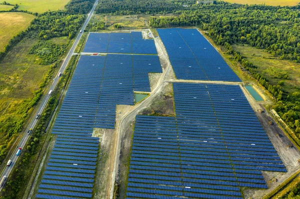 Vista aérea del campo de paneles solares . — Foto de Stock