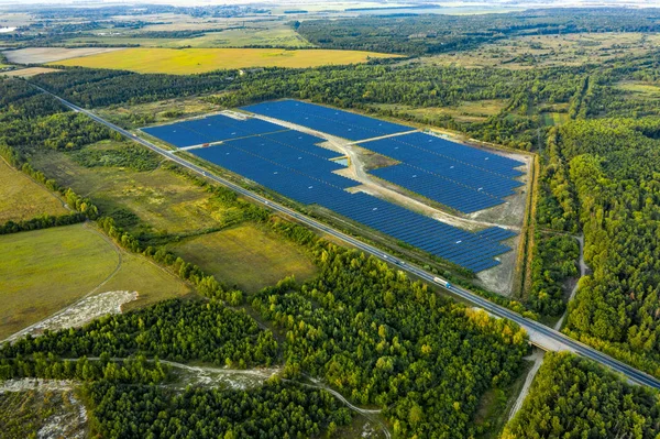 Vista aérea del campo de paneles solares . — Foto de Stock