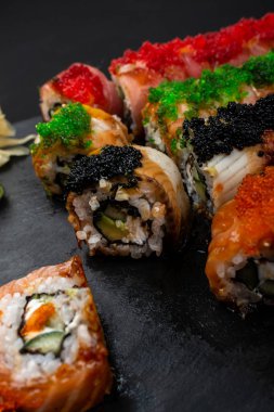 Somon, karides, avokado ve krem peynirli Philadelphia usulü suşi. Suşi menüsü. Japon yemeği..