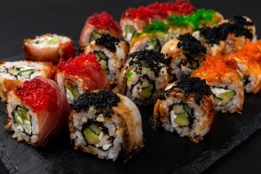 Somon, karides, avokado ve krem peynirli Philadelphia usulü suşi. Suşi menüsü. Japon yemeği..