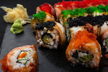 Ejderha seti suşi rulo. Kırmızı, avokado, somon ve havyar ile altın.