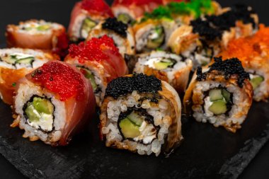 Ejderha seti suşi rulo. Kırmızı, avokado, somon ve havyar ile altın.