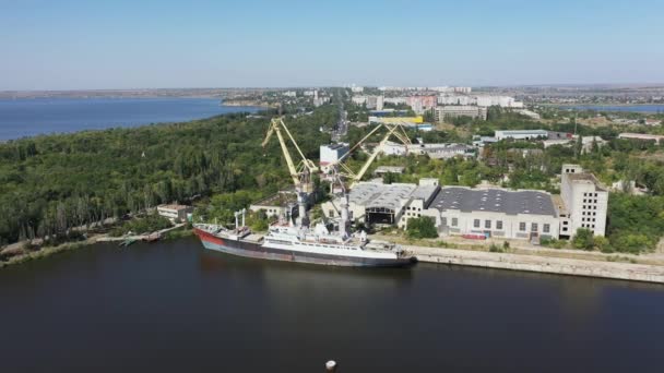 Вид с воздуха на док-станцию для ремонта судов и лодок в Николаеве . — стоковое видео