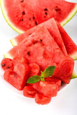 Kalpler şeklinde dilimlenmiş karpuz ve beyaz bir arka plan üzerinde sıradan dilimler. Close. Üstte görüntü.