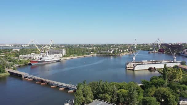 Vista aérea da doca para reparação de navios e barcos em Nikolaev . — Vídeo de Stock