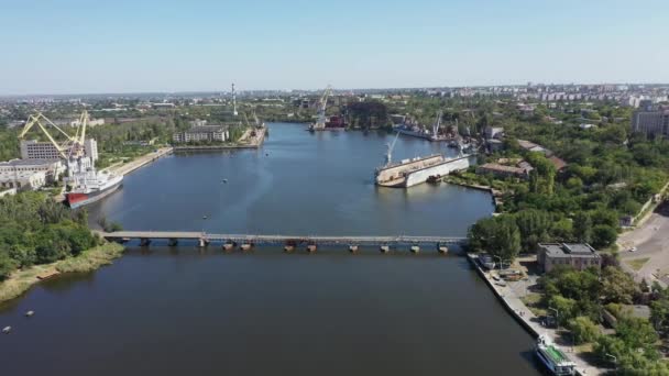 Luchtfoto van het dok voor reparatie van schepen en boten in Nikolaev. — Stockvideo