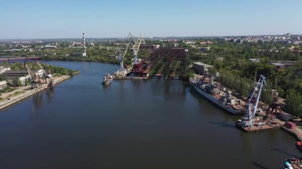 Vista aérea del muelle para la reparación de buques y barcos en Nikolaev . — Vídeos de Stock