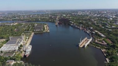 Nikolaev Gemi ve Tekne Onarımı için Rıhtım Havadan görünümü.