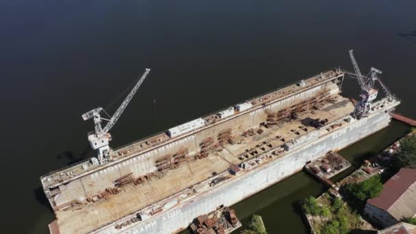 Luftaufnahme des Docks zur Reparatur von Schiffen und Booten in Nikolajew. — Stockvideo