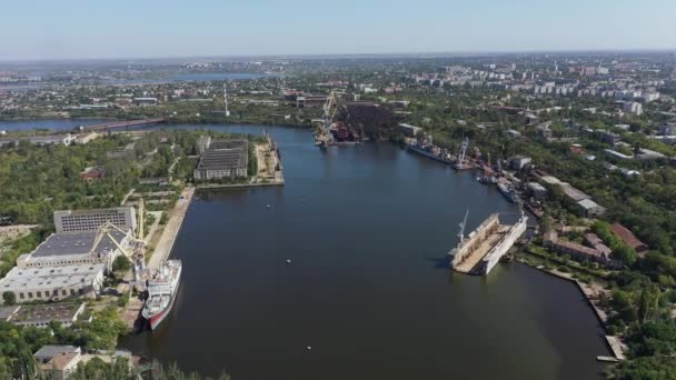 Luchtfoto van het dok voor reparatie van schepen en boten in Nikolaev. — Stockvideo