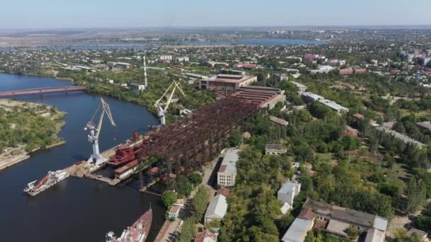 Vue aérienne du quai pour la réparation de navires et bateaux à Nikolaev . — Video