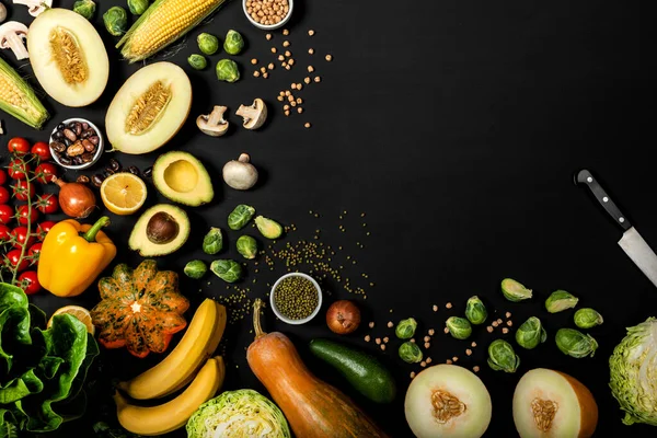 Conjunto de diferentes vegetais em um fundo preto. Vista superior com espaço de cópia . — Fotografia de Stock