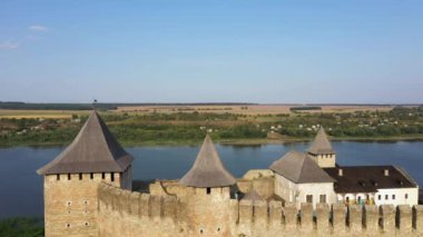 Nehrin üzerindeki yeşil tepedeki Hotyn Ortaçağ Kalesi 'nin havadan görünüşü. Eğil..