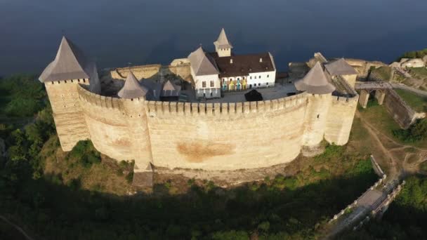 Légi kilátás a régi kastély közelében a folyó. Hotyn Castle Ukrajnában. Kelet-Európa. Követés balról jobbra. — Stock videók