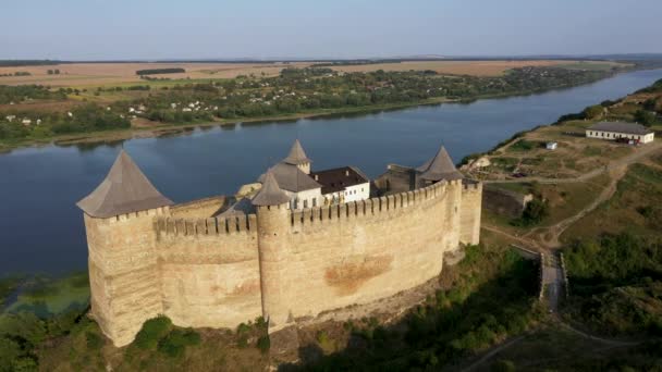 Vista aérea do castelo velho perto do rio. Castelo Hotyn na Ucrânia. Europa Oriental. Belo panorama da direita para a esquerda . — Vídeo de Stock