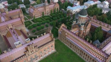 Chernivtsi Ulusal Üniversitesi 'nin hava manzarası. Üç Aziz 'in İlahiyat Kilisesi. Seminer binası. Eğil.