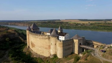 Nehrin üzerindeki yeşil tepedeki Hotyn Ortaçağ Kalesi 'nin havadan görünüşü. Yakınlaştır.