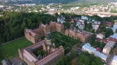 Chernivtsi Ulusal Üniversitesi 'nin hava manzarası. Üç Aziz 'in İlahiyat Kilisesi. Seminer binası. Yakınlaştır.