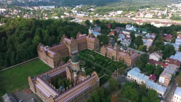 Chernivtsi国立大学的空中视图。 三圣神学院。 研讨会大楼。 放大点. — 图库视频影像