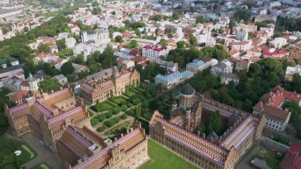 Luchtfoto van Chernivtsi National University. Seminarie Kerk van de Drie Heiligen. Seminariegebouw. Uitzoomen.. — Stockvideo