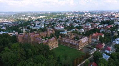 Chernivtsi Ulusal Üniversitesi 'nin hava manzarası. Üç Aziz 'in İlahiyat Kilisesi. Seminer binası. Yakınlaştır.