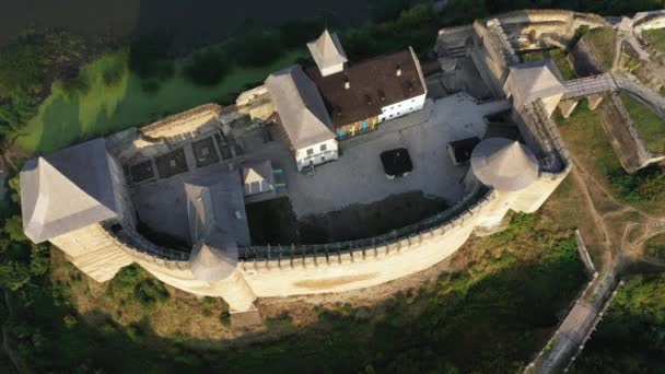 Uitzicht vanuit de lucht op het oude kasteel bij de rivier. Hotyn Castle in Oekraïne. Oost-Europa. Bovenaanzicht. — Stockvideo