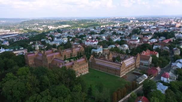 Luchtfoto van Chernivtsi National University. Seminarie Kerk van de Drie Heiligen. Seminariegebouw. Inzoomen.. — Stockvideo
