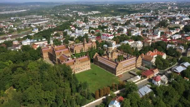 Luchtfoto van Chernivtsi National University. Seminarie Kerk van de Drie Heiligen. Seminariegebouw. Inzoomen.. — Stockvideo