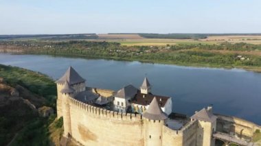 Nehir kenarındaki eski şatonun havadan görüntüsü. Ukrayna 'daki Hotyn Kalesi. Doğu Avrupa. Eğil..