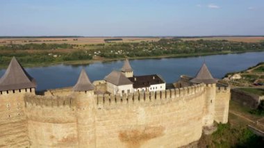 Nehrin üzerindeki yeşil tepedeki Hotyn Ortaçağ Kalesi 'nin havadan görünüşü. Uzaklaştır.