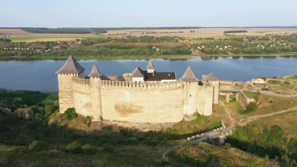 Légi kilátás a régi kastély közelében a folyó. Hotyn Castle Ukrajnában. Kelet-Európa. Követés jobbról balra. — Stock videók