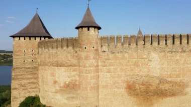 Nehrin üzerindeki yeşil tepedeki Hotyn Ortaçağ Kalesi 'nin havadan görünüşü. Eğil..