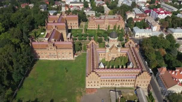 Luchtfoto van Chernivtsi National University. Seminarie Kerk van de Drie Heiligen. Seminariegebouw. Uitzoomen.. — Stockvideo