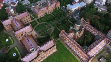 Chernivtsi Ulusal Üniversitesi 'nin hava manzarası. Üç Aziz 'in İlahiyat Kilisesi. Seminer binası. Eğil.