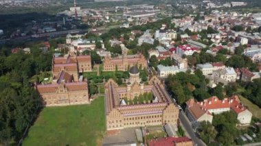 Chernivtsi Ulusal Üniversitesi 'nin hava manzarası. Üç Aziz 'in İlahiyat Kilisesi. Seminer binası. Yakınlaştır.