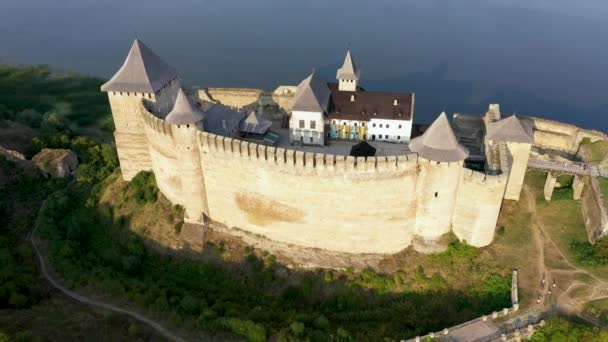Vue aérienne du vieux château près de la rivière. Château de Hotyn en Ukraine. Europe de l'Est. Suivi de droite à gauche. Vue du dessus . — Video