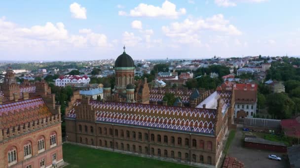 A Csernyivci Nemzeti Egyetem légi kilátása. A három szent szemináriumi temploma. Szeminárium épület. Emeld fel!. — Stock videók