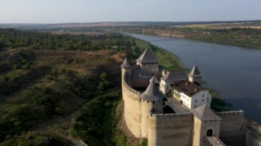 Nehir kenarındaki eski şatonun havadan görüntüsü. Ukrayna 'daki Hotyn Kalesi. Doğu Avrupa. Soldan sağa iz sürülüyor.