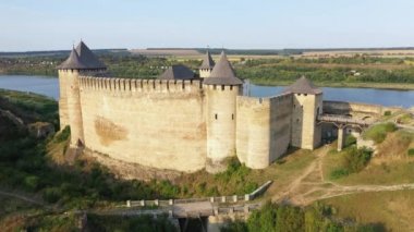 Nehir kenarındaki eski şatonun havadan görüntüsü. Ukrayna 'daki Hotyn Kalesi. Doğu Avrupa. Eğil..