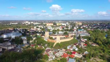 Lutsk 'taki Güzel Eski Şato' nun havadan görünüşü. Kamera hareketliliği aşağıdan yukarıya.