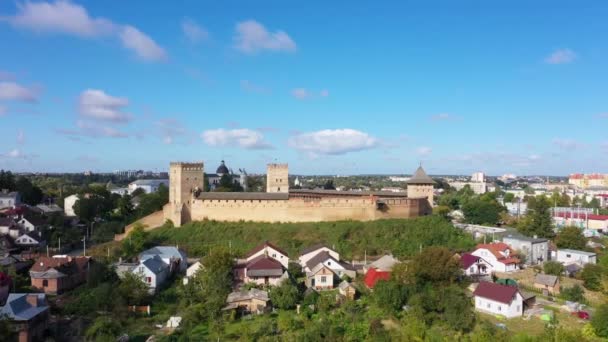 Вид с воздуха на Старый замок в Луцке. Движение камеры снизу вверх . — стоковое видео