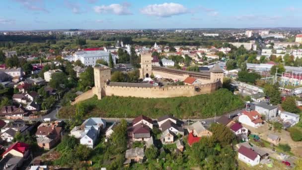 Vista aérea del hermoso paisaje urbano cerca del castillo de Lubart. Movimiento de la cámara de abajo hacia arriba . — Vídeo de stock