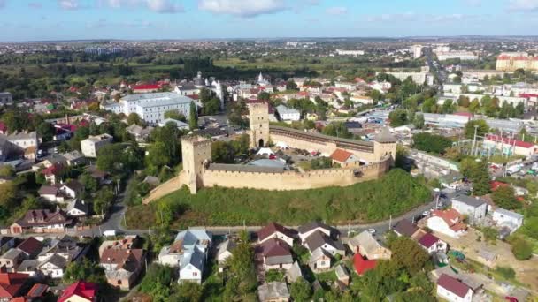 루츠크에 있는 아름다운 오래 된 성의 공중 풍경. 오른쪽에서 왼쪽으로 카메라 추적. — 비디오