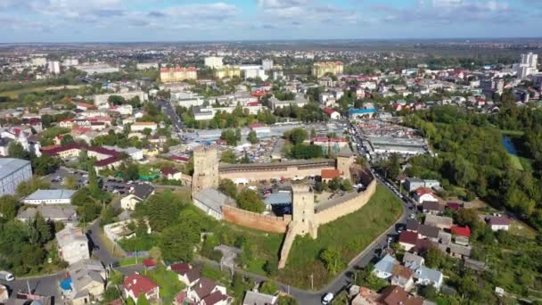 Vue panoramique aérienne du vieux château en Ukraine. Faire avancer la caméra sur le sujet . — Video