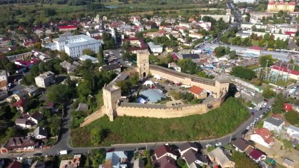 Flygfoto över Lubart slott i Ukraina. Stadsbilden Lutsk. Flytta kameran tillbaka från motivet. — Stockvideo