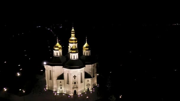 Vista aérea da bela Igreja Ortodoxa em Chernigov. Movendo a câmera para a frente sobre o assunto . — Vídeo de Stock