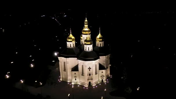Veduta aerea della Chiesa con cupole d'oro di notte. Spostare la fotocamera indietro dal soggetto . — Video Stock