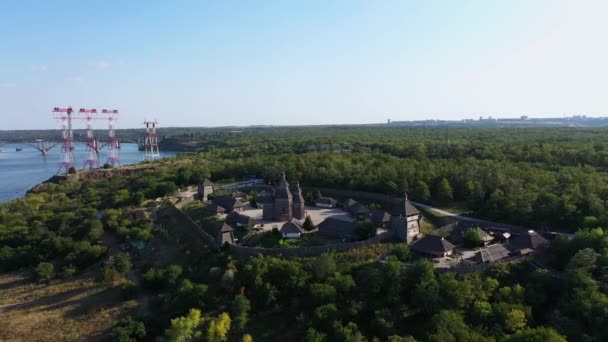 Veduta aerea dell'insediamento cosacco Zaporizhzhya Sich sull'isola di Khortytsya. Spostare la fotocamera in avanti sul soggetto . — Video Stock