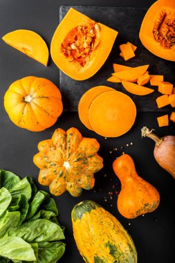 Siyah arka planda farklı tipte bal kabakları. Üst görünüm.