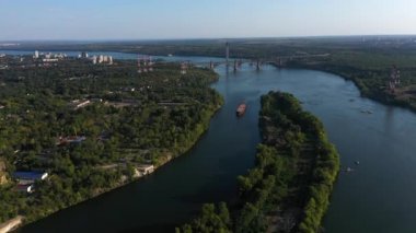 Zaporozhye 'deki Dinyeper Nehri kıyısında güzel yeşil manzaralar. Kamerayı bu konuda ileri alıyorum..